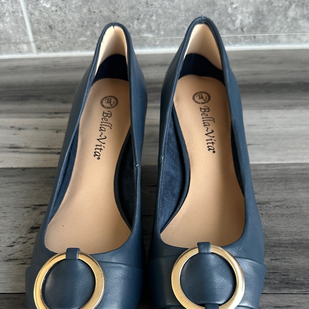 Bella Vita Women's Dark Blue Leather Heels with Gold Ring 8ww Worn Once Indoors